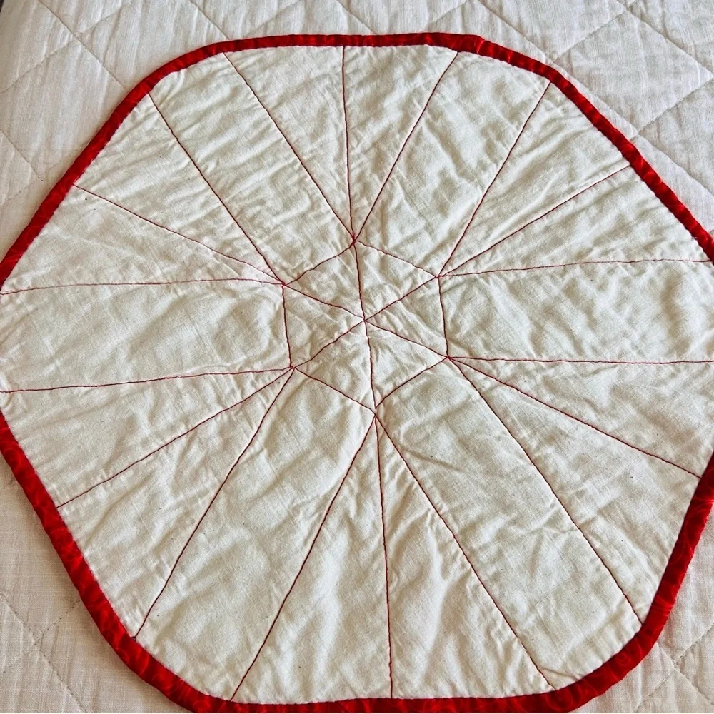 New Handmade Quilted Christmas Table Set Set of 5 (4 Placemats + 1 Centerpiece)